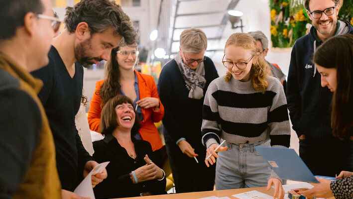 des participant sont en train de jouer a un escape game sur le climat
